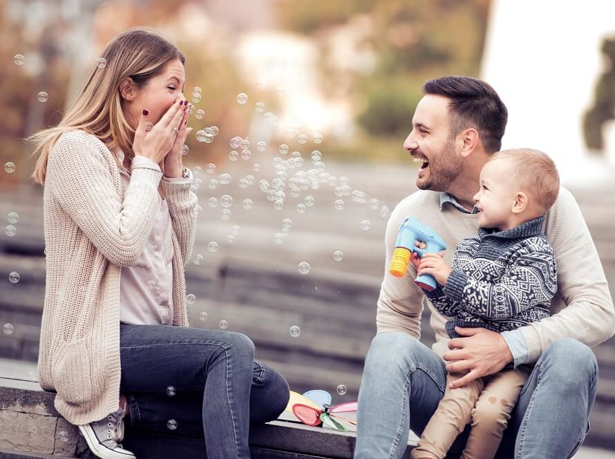 זוג עם תינוק